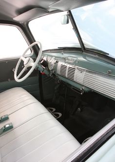 the interior of an old car is clean and ready to be used as a vehicle