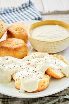 cracker barrel savmll gravy on a plate with biscuits and dip