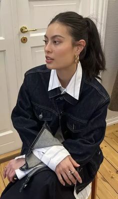 Layered Trench Coat Outfit, Full Denim Look, Indie Office Outfit, Layered Jacket Outfit, Bette Porter Style, Mid Season Outfit, Travelling Fits, Layering Aesthetic, Winter 2024 Fashion Trends