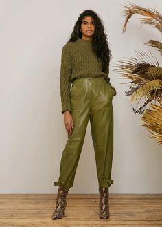 Vogue Vintage, Monochromatic Fashion, Monochromatic Outfit, Monochrome Outfit, 2020 Fashion Trends, Leather Pants Women, Monochrome Fashion, Leather Pant, Green Pants