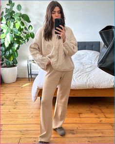 Work From Home Attire Women, Comfy Outfits For Work, Cute Stay At Home Outfits, House Routine, Cute Home Outfits, Wfh Tips, Winter Home Outfit, Stay Home Outfits, Work From Home Wardrobe