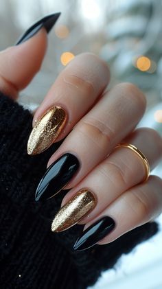 Spring Nails Black And Golden Nails Design, Gel Nails Black And Gold, Black And Gold Design Nails, Black Nailart Nails, Black And Gold Chrome Nails Designs, Black Formal Nail Designs, Nail With Gold Accent, Black Golden Nails, Black Nail With Gold