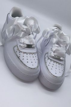 Make your special day unforgettable in this one-of-a-kind Blinks Ribbon Custom Air Force 1 x Wedding Sneaker. Show off your celebratory emoji with these unique, eye-catching sneakers! Get ready to make your grand entrance and commemorate your day with a lasting memory. 🎉💍 🔥 100% genuine, Brand New.👟 Custom sneakers.💫 Every pair is hand-made to order.✨ Best quality waterproof and scratch-proof paints used.✨ 1000+ satisfied customers across various platforms. 🌎Free worldwide shipping,shippin White Low-top Sneakers For Party, White Custom Sneakers With Rhinestones For Wedding, Silver Sneakers For Wedding With Round Toe, White Custom Lace-up Sneakers As Gift, Silver Lace-up Sneakers For Wedding, White Lace-up Custom Sneakers For Gift, White Lace-up Custom Sneakers As Gift, Customizable White Sneakers For Gift, Customizable White Sneakers For Party