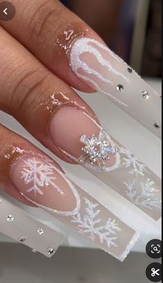 Winter Inspired Nails Acrylic, Pretty Nail Art Designs Winter, Snow Flake On Nail, Winter Freestyle Nails, Christmas Baddie Nails Acrylic, White Christmas Acrylics, White And Gold Snowflake Nails, Christmas Acrylic Nails White, Christmas Holiday Nails Ideas