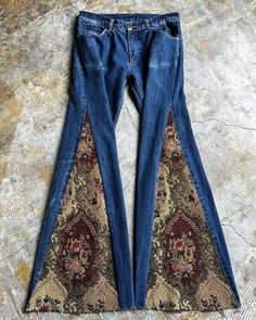 Diy Bellbottom Jean, Custom Flare Jeans, Flared Jeans Pattern, Diy Flare Jeans Bell Bottoms, Bellbottom Jeans Outfit, Sewing On Jeans, Clothes Diy Aesthetic, Bellbottom Pants Pattern, Flare Jeans Diy