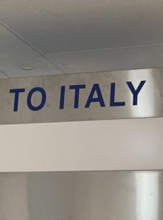 there is a sign that says to italy on it