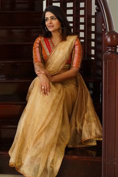 Saree Combination, Saree Pose, Short Blouse, Desi Fashion Casual, Trendy Blouse, Saree Blouse Patterns, Short Blouses