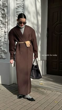 Brown Long Coat Outfit, Brown Coat Outfit, Australian Winter Fashion, Outfits Los Angeles, Ireland Fashion, Oversized Grey Sweater, California Outfits, Mode Abaya