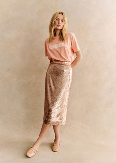 Gold Skirt Outfit, Gold Sequin Skirt, Spring Skirt Outfits, Sequin Midi Skirt, Gold Skirt, Knitwear Dress, Straight Skirt, Blouse Dress, Parisian Style