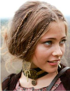 I should put many little braids in my hair and leave them in for a couple of days. It looks so fun. 70s Hippie Hair, Medieval Hairstyles, 70s Hair, Mode Hippie, Hippie Hair, Estilo Hippie, Victoria Secret Angels, Boho Hairstyles, Grunge Hair