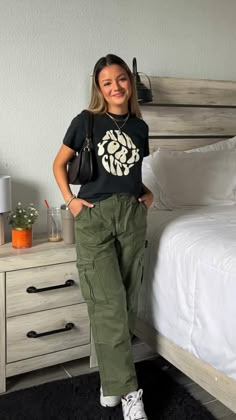 Cute Green Cargo Pants Outfits, Green Cargo Pants For Women, Green Combat Pants Outfit, Olive Track Pants Outfit, Summer Outfit With Pants, Summer Outfits With Cargo Pants, Spring Outfits Cargo Pants, T Shirt And Cargo Pants Outfit, Forest Green Cargo Pants Outfit