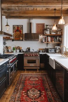 29 Apartment Kitchen Decor Ideas with Smart Storage Solutions Eclectic Kitchens, Eclectic Kitchen Design, Eclectic Kitchen, Decor Elements, Smart Storage, Kitchen Designs