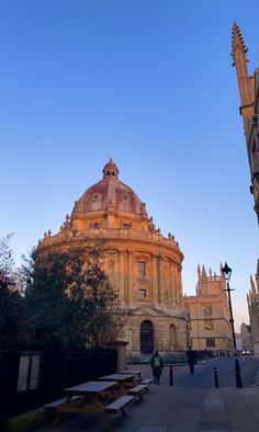 The Radcliffe Camera library seen from Catte Street, Oxford. Oxford Library, Radcliffe Camera, Bodleian Library, Academic Aesthetic, Edinburgh University, University Of Oxford, London Dreams