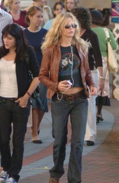 2000s European Fashion, Grunge Outfits 90s Women, Off Duty Model Style 2000s, 2000s Romcom Fashion, Early 2000s Celebrity Fashion, 2000s Bohemian Fashion, 2000s Formal Fashion, 200s Winter Outfits, 2005s Fashion