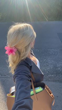 Hair Ideas Summer 2024, Girly Summer Hairstyles, Blonde Hair Pink Outfit, Clip Hairstyles, Flower Hair Clips, Clean Girl, Blonde Girl, Pretty Hairstyles, Flowers In Hair