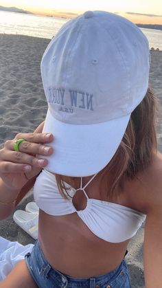 Summer Baseball Hats, Beach Baseball Hat, Cute Hats Aesthetic, Beach Day Photos, Summer Coconut Aesthetic, Aesthetic Hats Baseball Caps, Summer Hat Aesthetic, Cute Beach Hats, Summer White Aesthetic