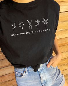 Grow Positive Thoughts, Bee Lover Gifts, Black Tees, Boho Tees, Maxi Dresses Fall, Cloth Flowers, Words Prints, Tee Shirt Print, Summer Tshirts