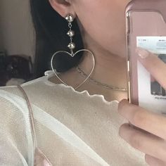 fashion, white et aesthetic image sur We Heart It Aretes Aesthetic, Earrings Aesthetic, Korean Earrings, White Earrings, Jewelry Inspo, Cute Earrings, Piercing Jewelry, Cute Jewelry, Infinity Bracelet