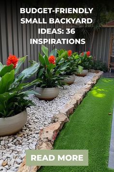 Budget-friendly backyard with plants in large pots, white stones, and artificial grass. Garden Design Raised Beds, Patio Layouts, Landscape Edging Stone, Easy Outdoor Projects, Garden Ideas Budget Backyard, Outdoor Makeover, California Backyard, Small Yard Landscaping, Relaxing Backyard