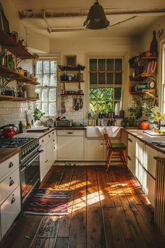 Boho Interior Kitchen, Interior With Character, Vintage House Kitchen, Cottage Boho Kitchen, Bohemian Interior Design Kitchen, Eclectic Vintage Kitchen, Vintage Aesthetic Kitchen, Bohemian Cottage Decor Ideas, Kitchen Aesthetic Cozy