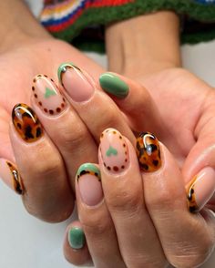 One word: tortoiseshell ✨ This nail trend is living rent-free in our mind هل ستعتمد صيحة المناكير هذه؟ #Tortoiseshell #nails #nailart #jamaloukimag Christmas Tortoise Nails, December Vacation Nails, Tortishell Nails Design, Tortoiseshell Nails, Tortoise Nails, Nail Goals, Short Almond Nails, Trending Nails, Nail Trend