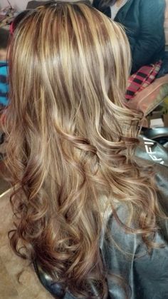 Hair Inpos Ideas Color, Medium Brown Hair With Blonde Babylights, Ashy Blonde Chunky Highlights, Blonde 2000s Hair, Cinnamon Rolls Hair Color, Ginger Brown And Blonde Hair, Brown Hair Blonde Chunks, Blonde Highlights 2000s, Natural Hair Color With Highlights