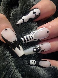 Black Base Halloween Nails, Cute White And Black Nails, Oct Nail Designs, Hand Painted Halloween Nails, Spooky Coffin Nails, Skeleton Nails Designs, Halloween Inspo Nails, Halloween Nails Coffin Shape, Addams Family Nails