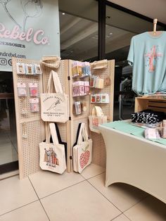 there are many bags on display in the store