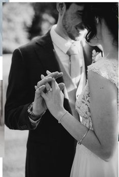 Informal Wedding Photos, Shy Couple Wedding Poses, Wedding Photo Ideas Black And White, Wedding Photos For Shy Couples, Shy Wedding Photos, Wide Angle Wedding Photography, Relaxed Wedding Photography, Intimate Bride And Groom Photos, Black Tie Wedding Photography