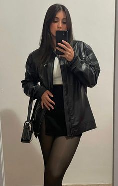 Ufc Night Outfit Women, Black Skirt Leather Jacket Outfit, Midsize Going Out Outfit, Basic Autumn Outfits, Dive Bar Outfit, Outfits Show, Looks Country, Cold Outfits