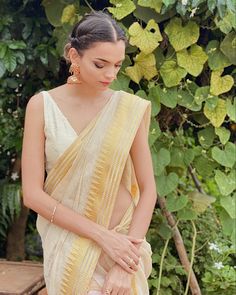 Onam Saree Kerala Latest, White Kasavu Saree, Kasavu Saree Styling, White Kerala Saree, Modern Onam Outfits, Settum Mundum, Onam Saree Blouse, Onam 2023, Kerala Outfits