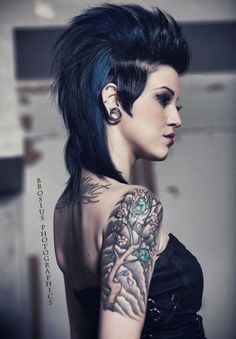 (2) TATTOO ART♥ Punk Girl Hair, Blue Hair Tumblr, Punk Rock Hair, Trendy We Fryzurach, Blonde Balayage Highlights, Gothic Hairstyles, Punk Hair, Emo Hair, Manic Panic