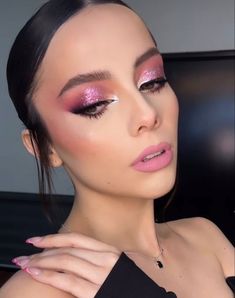 Make Up For Fushia Dress, Fiusha Dress Makeup, Pink Makeup For Prom, Hot Pink Dress Makeup Ideas, Makeup For Fuchsia Dress, Makeup For Hot Pink Dress, Make Up Fucsia, Pink Dress Makeup Ideas, Pink Purple Eye Makeup