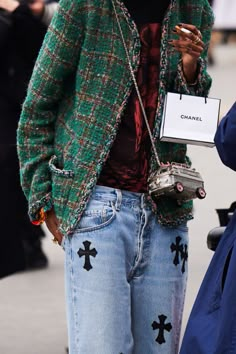 Chanel Street Style, Parker Outfit, Chanel Style Jacket, Chanel Jackets, Chanel Jacket, Italy Outfits, Fashionista Clothes, Bag Trends, Trends 2024