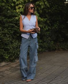 Cargo Pants With Vest Outfit, Cargo Pants And Vest Outfits, Cargo Pants Chic Outfit, Puddle Pants Outfit, Puddle Jeans Outfit, Cargo Jeans Outfit Summer, Cargo Jeans Pants Outfit, Vest And Cargo Pants Outfit, Cargo Pants Jeans Outfit