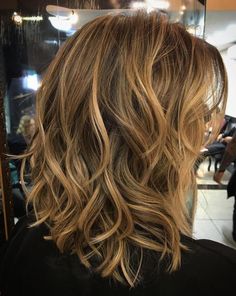 Mid-Length Messy Wavy Hairstyle Medium Shag Hairstyles, Medium Shaggy Hairstyles, Rocker Hair, Medium Shag Haircuts, Wavy Hairstyle, Wavy Hairstyles Medium, Natural Wavy Hair, Wavy Hairstyles, Shag Hairstyles