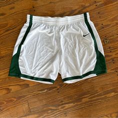 New With Tags Nike Av2251-111 Women's White And Green Basketball Practice Shorts Size Xl Modest Gym, Basketball Practice, Green Joggers, Shorts Nike, Nike White, Shorts Athletic, Nike Shorts, White Nikes, Athletic Shorts