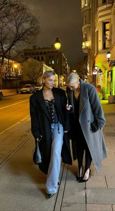 @zaripova.u @elenazaripova 2024 Energy, London Dinner, Date Night Outfit Ideas, Stylish People, Night Outfit Ideas, Extreme Fashion, Blazer Outfits Casual, Woman Aesthetic, Art Basics