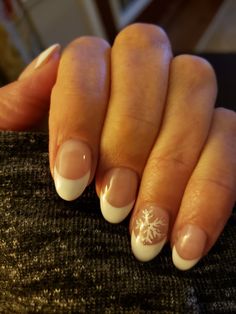 December Acrylic Nails Short, Christmas Winter Nails Short, Preppy Winter Nails Short, White Chrome Nails Christmas, Christmas Nails Acrylic Almond Short Simple, Cute Nails For Christmas Short, December Nails French Tip, Natural Round Nail Ideas, Winter Break Nails