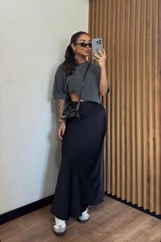 Maxi Skirt Casual Outfit, Skirt Casual Outfit, Maxi Skirt Casual, College Outfit Ideas, Looks Adidas, Satin Skirt Outfit, Trendy Outfit Ideas, College Outfit