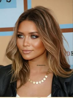 Paige Hathaway Hair, Brown And Blind Hair, Celebrity Natural Makeup, Haircolor Fall 2023, Hair Cloros 2023, Fall Makeup For Blondes, Gala Makeup Looks Natural, Easy Tick Tock Recipes, Longer Haircuts For Women Long Hair