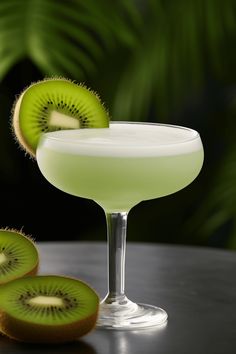 A visually stunning Gin Kiwi Sour Cocktail that beautifully blends kiwi sweetness with gin. Perfect for warm days, this recipe features vibrant colors and the tantalizing combination of gin, kiwi, and lemon. Kiwi Drink, Cocktail Recipes Tequila, Winter Cocktails Recipes, Gin Sour, Cocktail Shots, Gin Recipes, Gin Cocktail Recipes, Cocktail And Mocktail