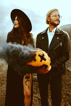 Cemetary Photoshoot Couple, Alt Engagement Photos, Spooky Photoshoot Ideas Couples, Spooky Family Photo Shoot, Spooky Maternity Pictures, Spooky Fall Couples Photoshoot, Halloween Engagement Pictures