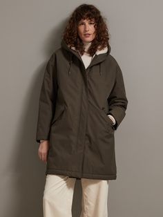 Ligne enveloppante, confortable et moderne. Doublure fausse fourrure pour un porter douillet. Anti-froid, tout-terrain et à l'aise partout, la parka réchauffe l'allure en ville comme en week-end. Tissu 62% coton, 38% polyamide traité déperlant.  o Doublure corps fausse fourrure 100% polyester ; doublure manches 100% polyester recyclé o Fermeture zippée sous patte pressionnée cachée ; 2 grandes poches à rabat pressionné ; poignets pressionnés o Capuche et base resserrables par lien, stoppeurs fan Week End, Fashion Inspo, Blazer