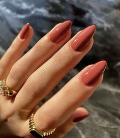 Simple Nails For Pale Skin, Burnt Pink Nails, Nail Colors For Medium Skin Tone, Almond Nail Solid Color, Pinky Brown Nails, Terracotta Nails Color, Elegant October Nails, Nail Gel Polos, Summer Transition To Fall Nails