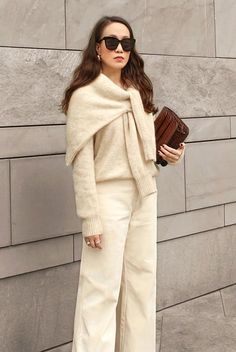 These Sweater Weather Trends Are A Must-Try This Year - Be Daze Live Neutral Knitwear, Outfit Jersey, Huge Wardrobe, Beige Cable Knit Sweater, Sweater Street Style, 2019 Fashion Trends, Outfits Minimal, Outfits Neutral, Wide Leg Pants Black