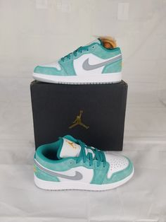 Jordan 1 Low Emerald, Outfit Ideas With Jordans, Air Jordan Low, Jordan Low, Nike Shoes Air Force, Jordan Ones, Kicks Shoes, Nike Air Jordan 1 Low, Shoes Air