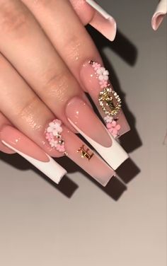 Long Initial Nails, Pink Sets Nails, Pink Nails Inspo Long, Z Initial Nails, Plain Nails With Charms, Pink Latina Nails, Pink Nails With Initials, Nails With Names On Them, Nails W Initials