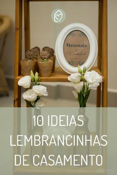 there are some flowers on the shelf in front of the sign that says 10 ideas lembrancinhas de casamento