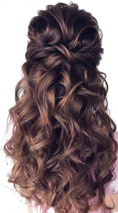 All time favorite half up A pull back and twisted half up hairstyle feels relaxed, glamorous, and arguably. It’s the perfect look if you wish to adorn your hair with a detailed bridal headpiece such as floral crown. #promhairstyles Half Pony Hairstyles, Half Pony, Partial Updo, Fab Mood, Pony Hairstyles, Wedding Hair Half, Boho Hairstyle, Updo Hairstyle, Long Hair Wedding Styles